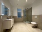 Kernsanierte 3-Zimmer-Wohnung mit hochwertiger EBK - Badezimmer
