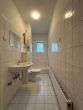 4-Zimmerwohnung mit Dachboden als Ausbaureserve - Badezimmer