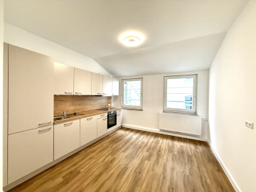 Frisch saniert mit Balkon & Dachboden, 30167 Hannover, Etagenwohnung